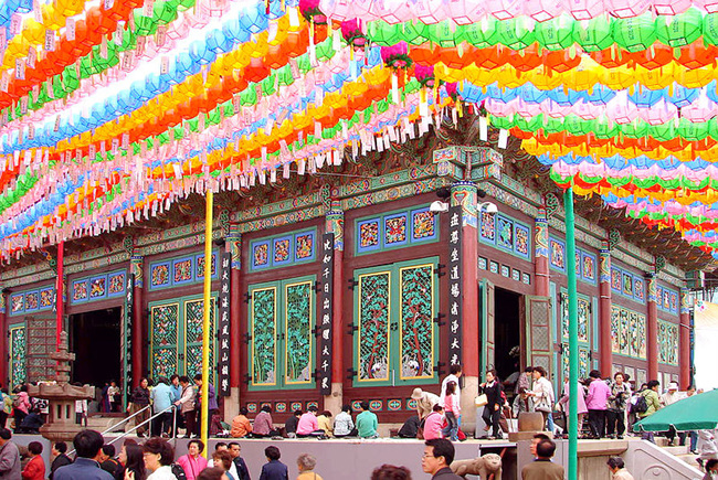 800px-Korea-Seoul-Jogyesa_Main_Hall_2188-06.jpg