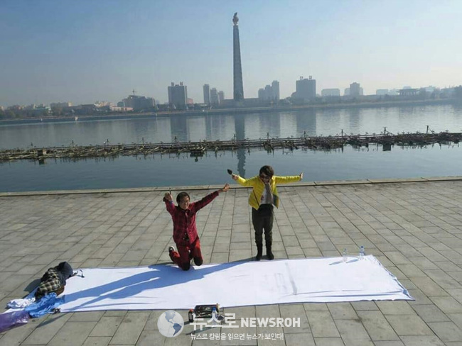 북한의 모든 군사의식 사열 김일성광장. 맘대로 뒹굴며 그림을 그리다가 벌을 서는 것일까.jpg