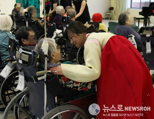 이노비, 설날을 맞아 플러싱 양로원에서 위로 공연 열어 (5).jpg