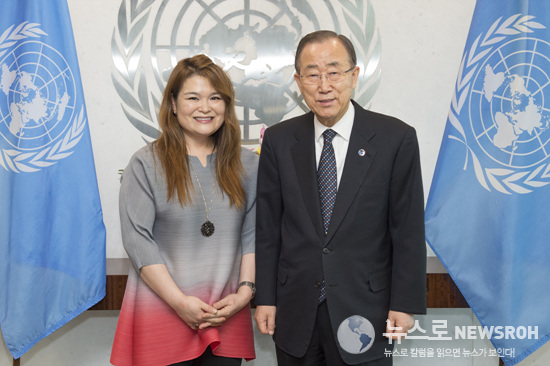 1223 Secretary-General Ban Ki-moon meets with Michelle Kim, Assistant Concertmaster of the New York Philharmonic.jpg