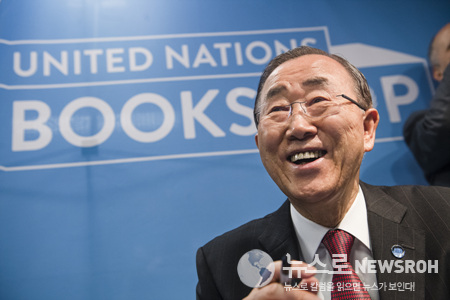 Secretary-General Visits UN Bookshop.jpg