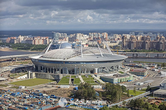 800px-RUS-2016-Aerial-SPB-Krestovsky_Stadium_01.jpg