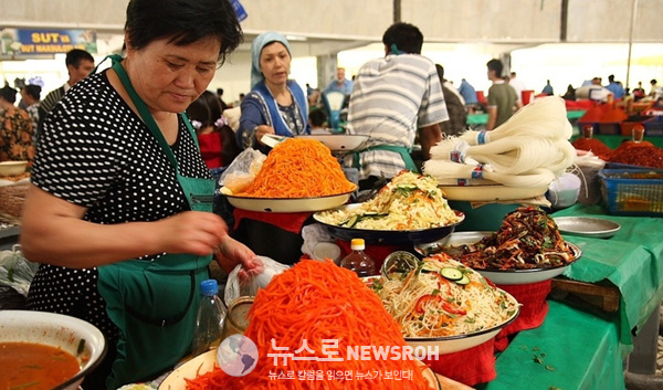 사진1-1)타슈켄트 시장에서 카레이스키 살라트 판매대.jpg