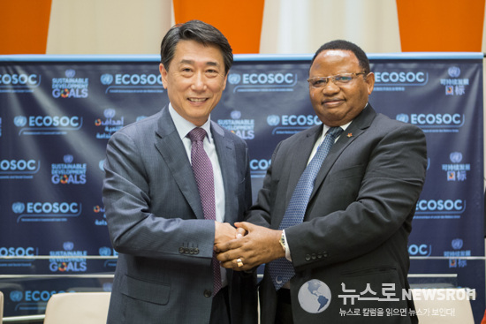 Oh Joon ECOSOC President with his successor Frederick Musiiwa Makamure Shava,.jpg