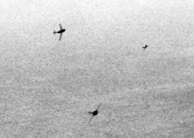 800px-MiG-15s_curving_to_attack_B-29s_over_Korea_c1951.jpg
