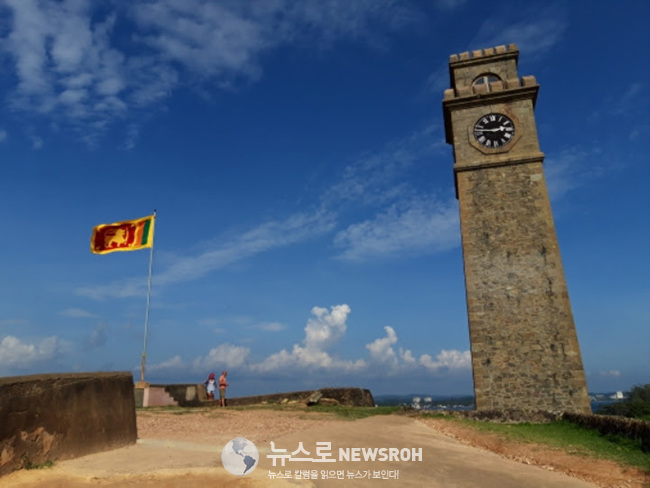 7 갈레의 올드 타운 중앙에 있는 요새의 중앙 광장이다. 지금은 스리랑카 국기가 펄럭이고 있지만 수 백년에 걸쳐.jpg