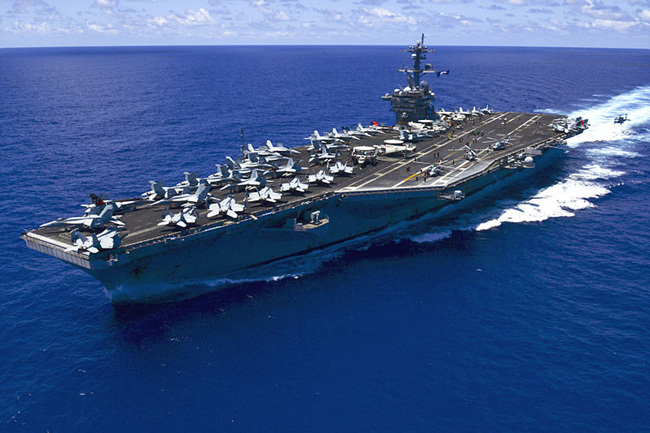 USS_Carl_Vinson_(CVN-70)_underway_in_the_Pacific_Ocean_on_31_May_2015.jpg