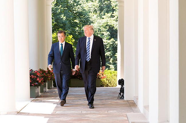 800px-President_Donald_J__Trump_welcomes_President_Moon_Jae-in_of_the_Republic_of_Korea_to_the_White_House_(34809235764).jpg