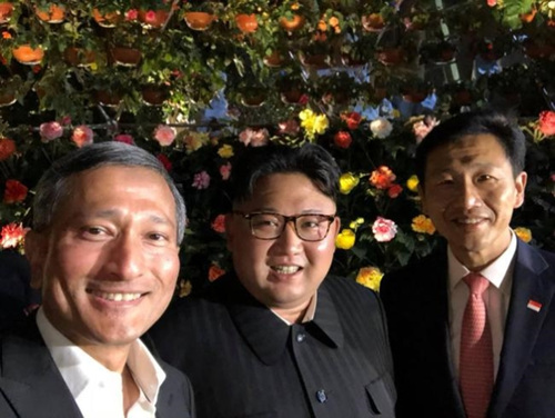 비비안 발라크리슈난 싱가포르 외무장관(왼쪽)이 10일 김정은 북한 국무위원장과 가든스 바이 더 베이에서 촬영해 트위터에 올린 사진.jpg
