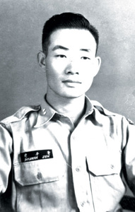 1950_10_First_lieutenant_of_Jeon_Du-hwan.jpg