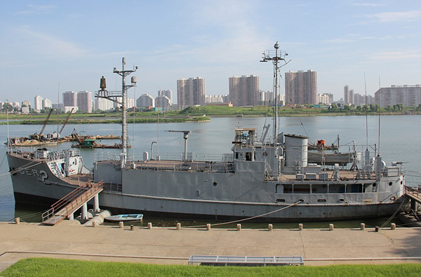 1024px-Laika_ac_USS_Pueblo_(7960099660).jpg