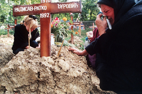 Evstafiev-bosnia-sarajevo-woman-cries-at-grave.jpg