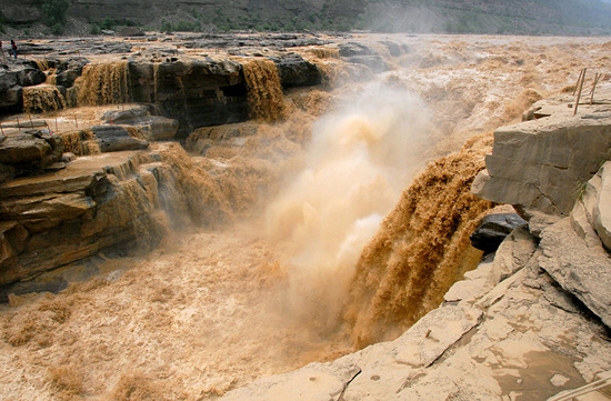 800px-Hukou_Waterfall.jpg