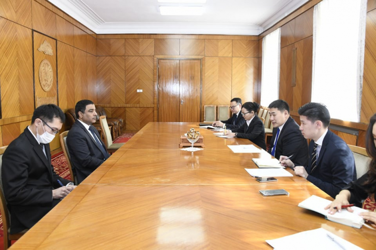 내각관방부 L.Oyun-Erdene 장관은 쿠웨이트 대사를 만나.jpg