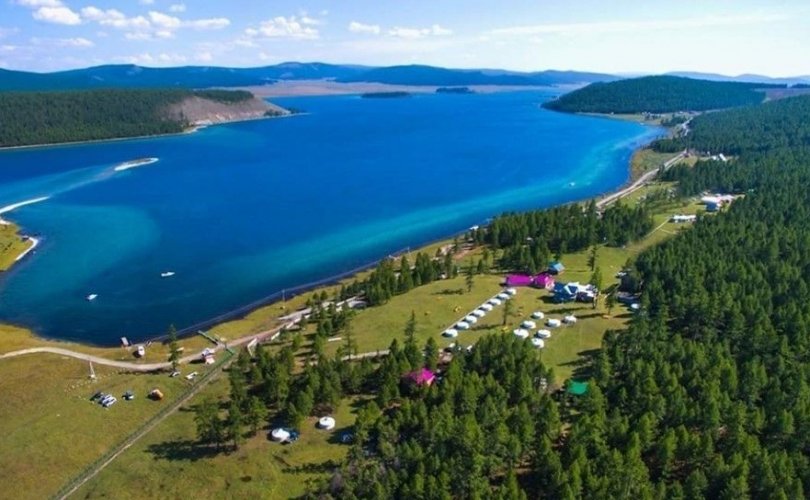 흡스굴 호수 주변에는 98개의 관광 캠프가 있어.jpg