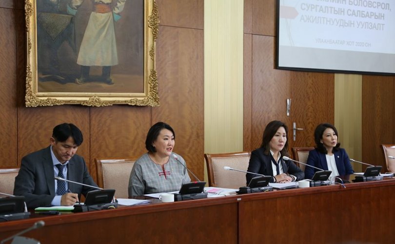 A.Ariunzaya 장관, 사람들이 공부를 잘 못해서 직업학교를 선택한다는 오해가 있어.jpg