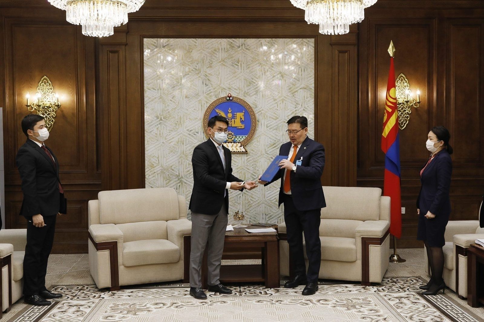 몽골 대통령 Kh.Battulga는 법원에 관한 법률 초안을 제출.jpg