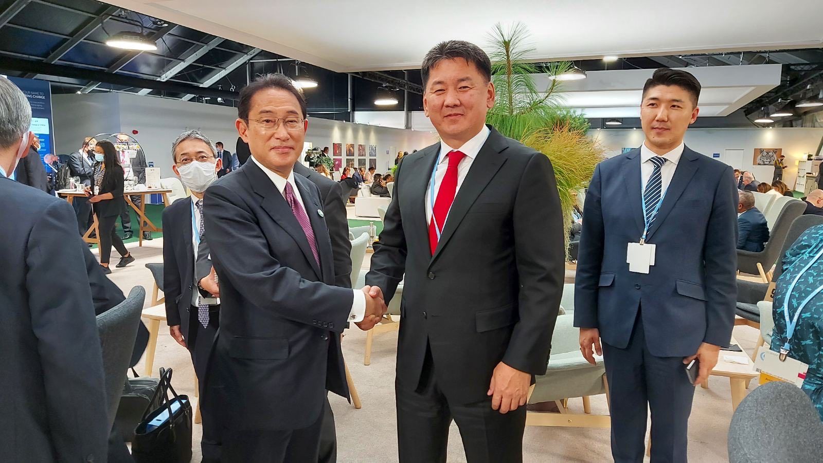 일본 총리, 몽골 U.Khurelsukh 대통령과 만나.jpg