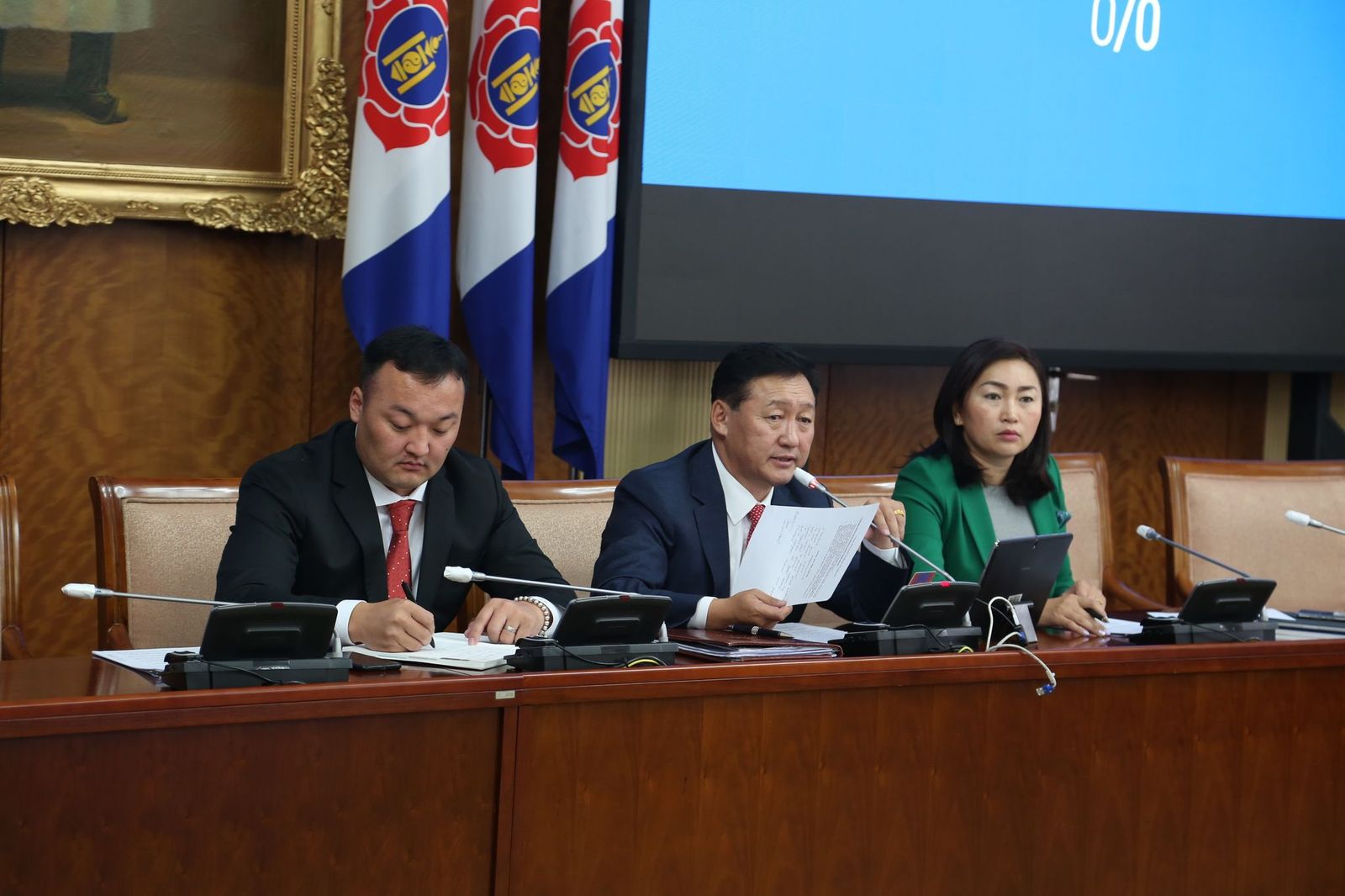 몽골인민당 그룹은 상임 위원회에서 각 가정에 100만 투그릭을 제공하려는 대통령의 계획을 논의하는 것이 옳다고 생각하여.jpg