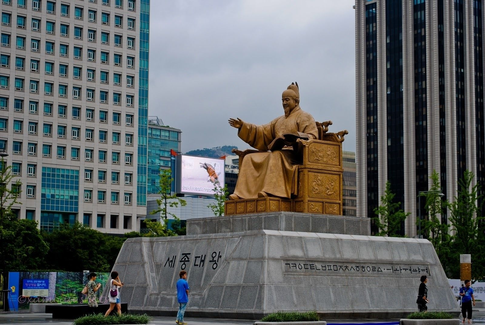 한국은 외국인 근로자의 비자를 1년 연장하여.jpg