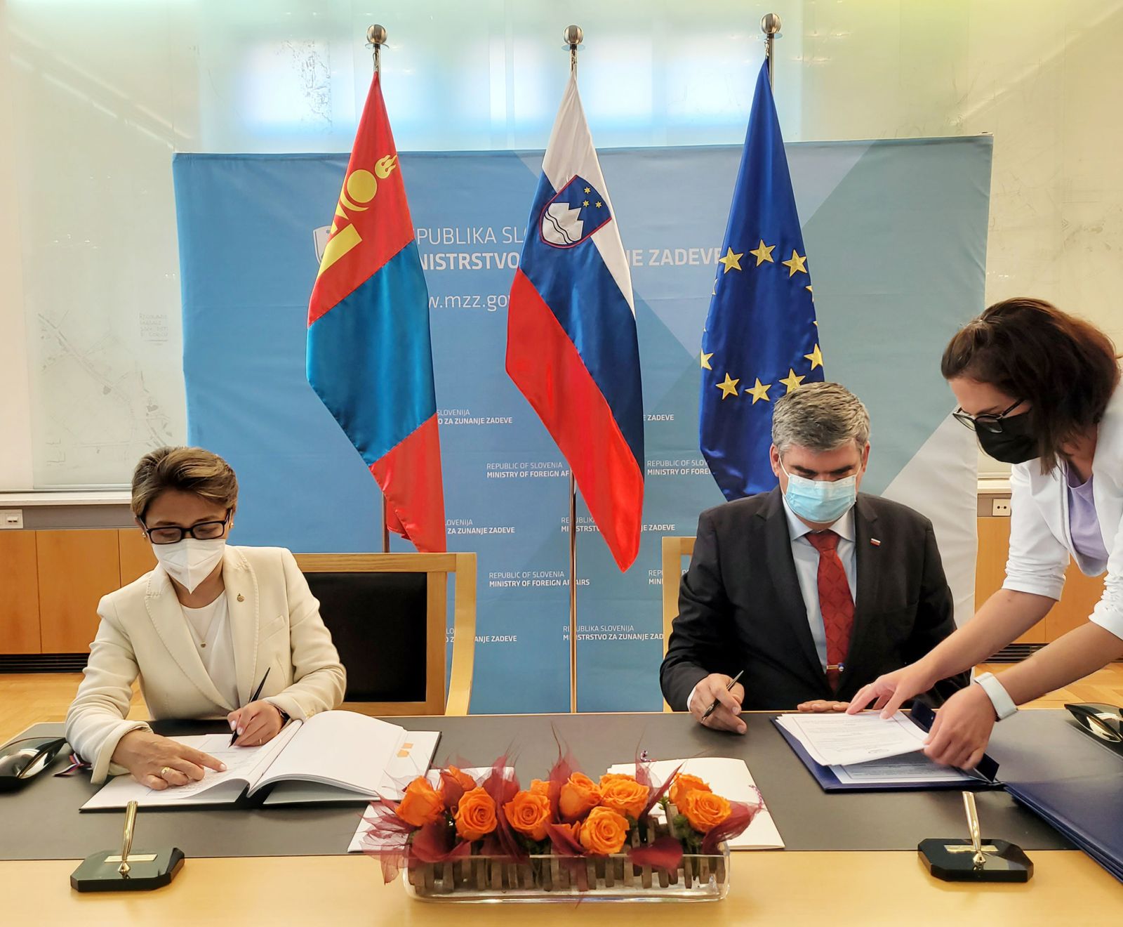 몽골과 슬로베니아는 도로와 여객 운송에 관한 협약을 체결.jpg