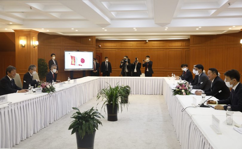 일본 외무상 T.모테기은 Kh.Battulga 대통령과 만나.jpg