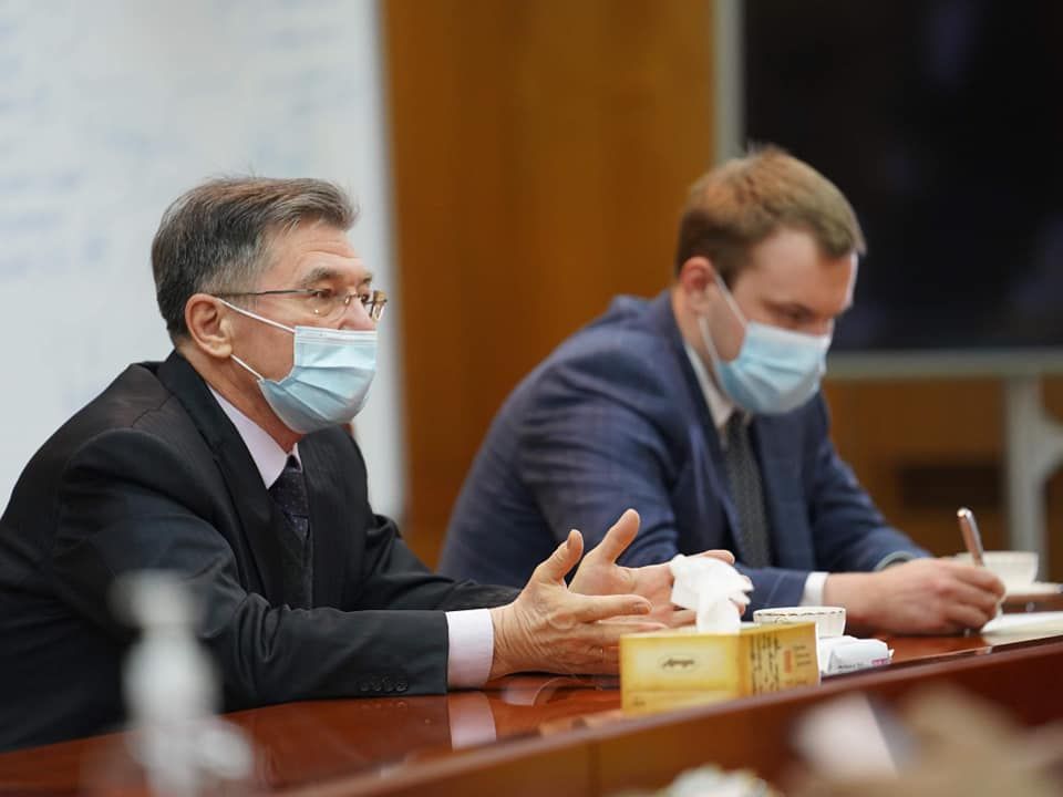 I.K.Azizov 대사, 우리는 몽골에 코로나바이러스에 대항하는 스푸트니크 V 백신의 공급에 관한 협상이 열릴 것이라고 확신.jpg