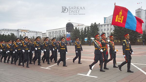 울란우데에서 열린 승전기념일 퍼레이드에 참가한 몽골군.jpg