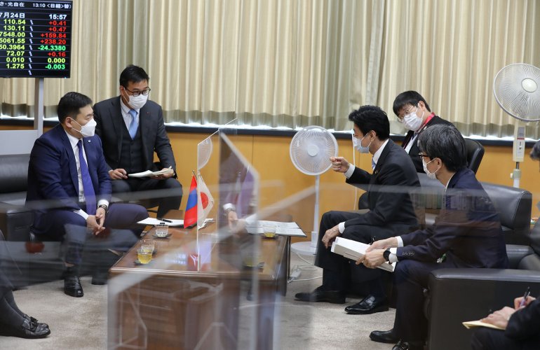L.Oyun-Erdene 총리는 일본 국립 전염병예방 센터 지도부와 만나.jpeg
