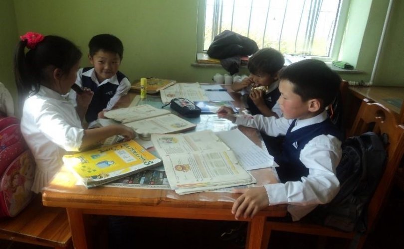 몽골 어린이에게 학용품을 기증.jpg