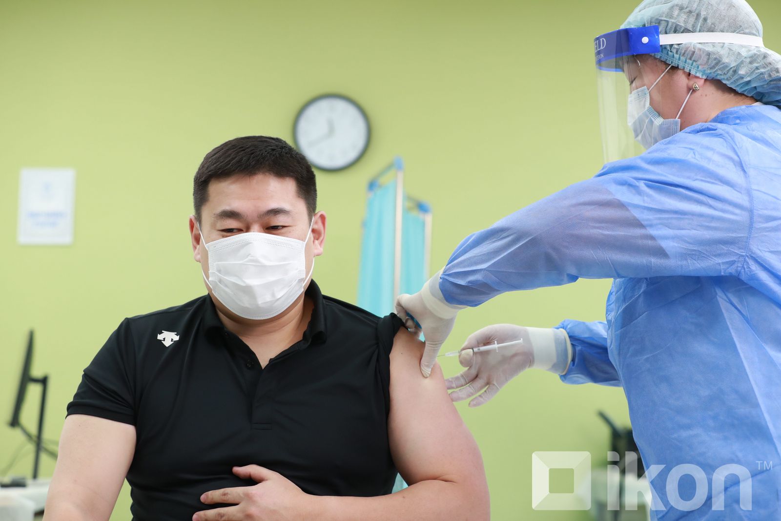 L.Oyun-Erdene 총리, 몽골은 아시아에서 처음으로 예방접종을 시작한 국가 중 하나가 되어.jpg