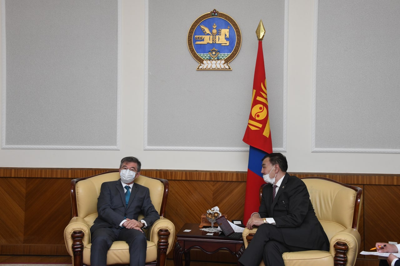 B.Batumur 상임위원회 위원장과 I.K.Azizov 대사가 만나 의견을 교환.jpg