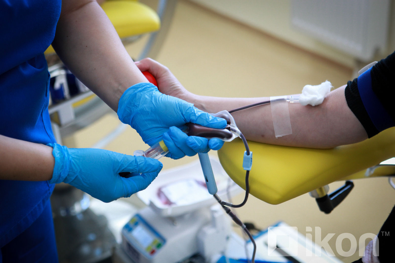 혈액 공급 문제로 인간의 건강과 생명을 구하기 위해 헌혈을 하고 선행에 동참을 독려.jpg