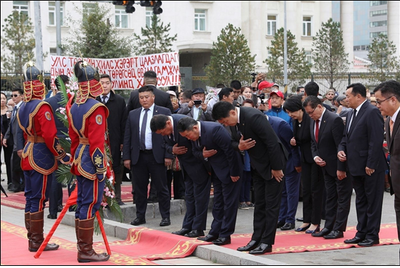 몽골 지도층 정치 희생자들 묘에 헌화.png