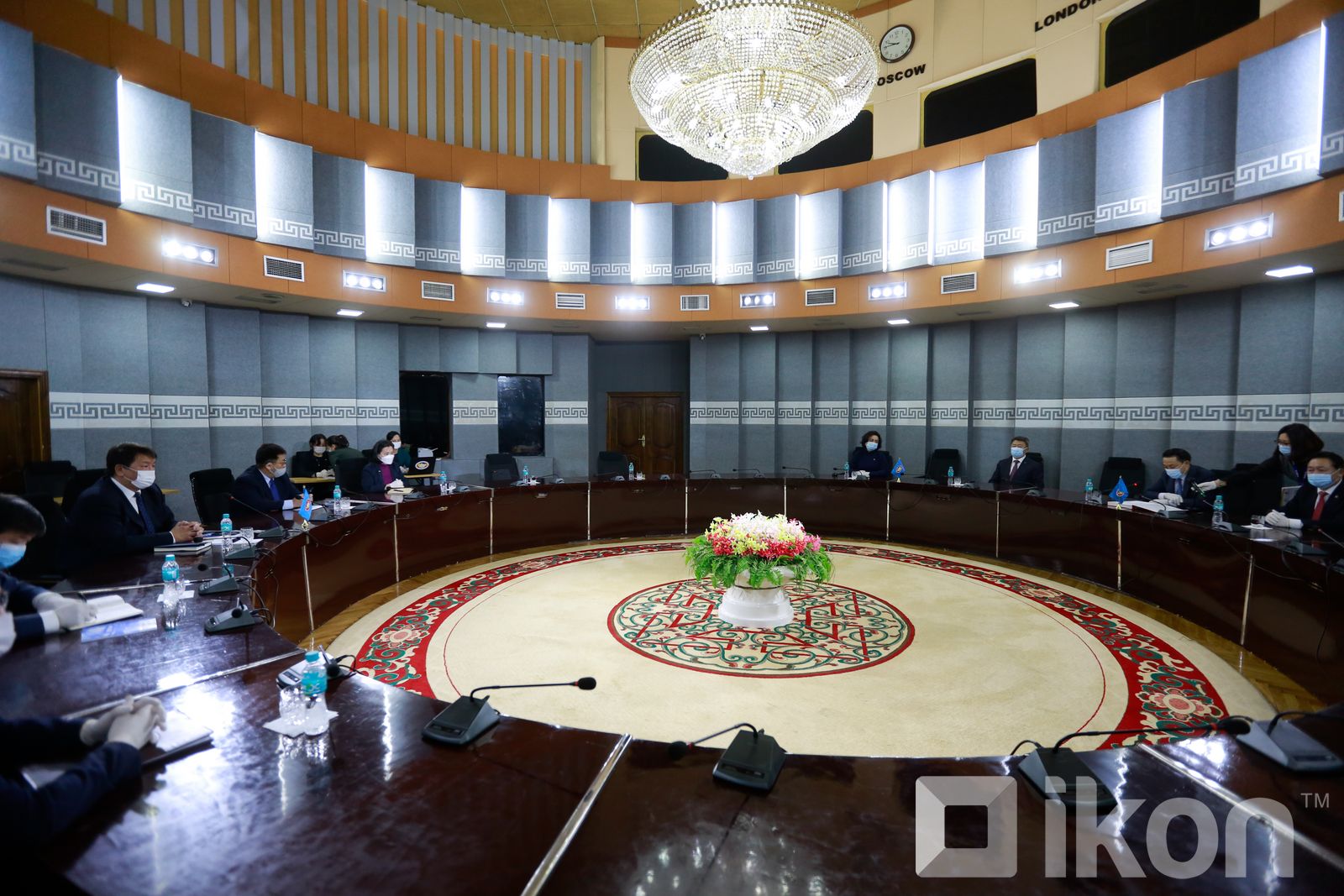 몽골인민당 U.Khurelsukh 대표의 대통령 선거 후보자 서류를 중앙선거관리위원회에 접수하여.jpg