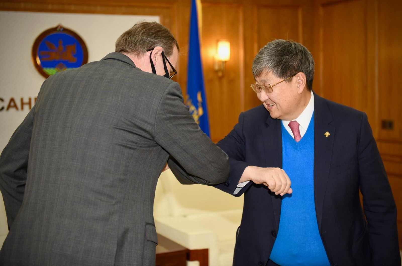 Ch.Khurelbaatar 장관, 백신의 품질과 위험성을 논의하기 위해 영국 대사를 만나.jpg