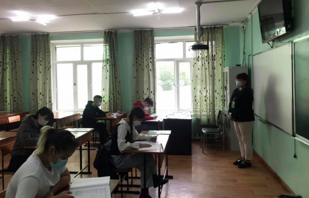 몽골어 시험 문턱을 넘지 못한 학생 5,000명은 재시험을 치를 수 있게 되어.jpg