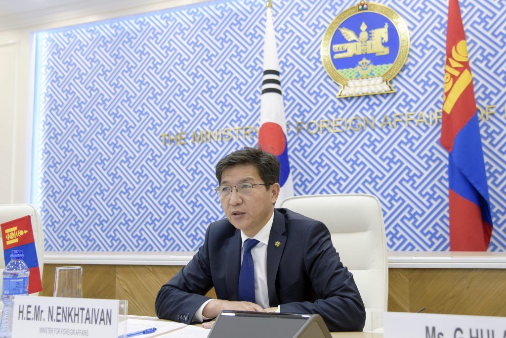 장관은 한국에 거주하고 일하는 몽골인들에게 우려를 표시하여.jpg
