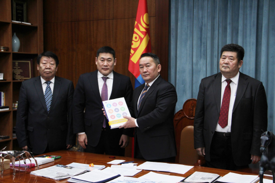 [크기변환]몽골 대통령에게 '비전-2050'정책 문서 보고.jpeg