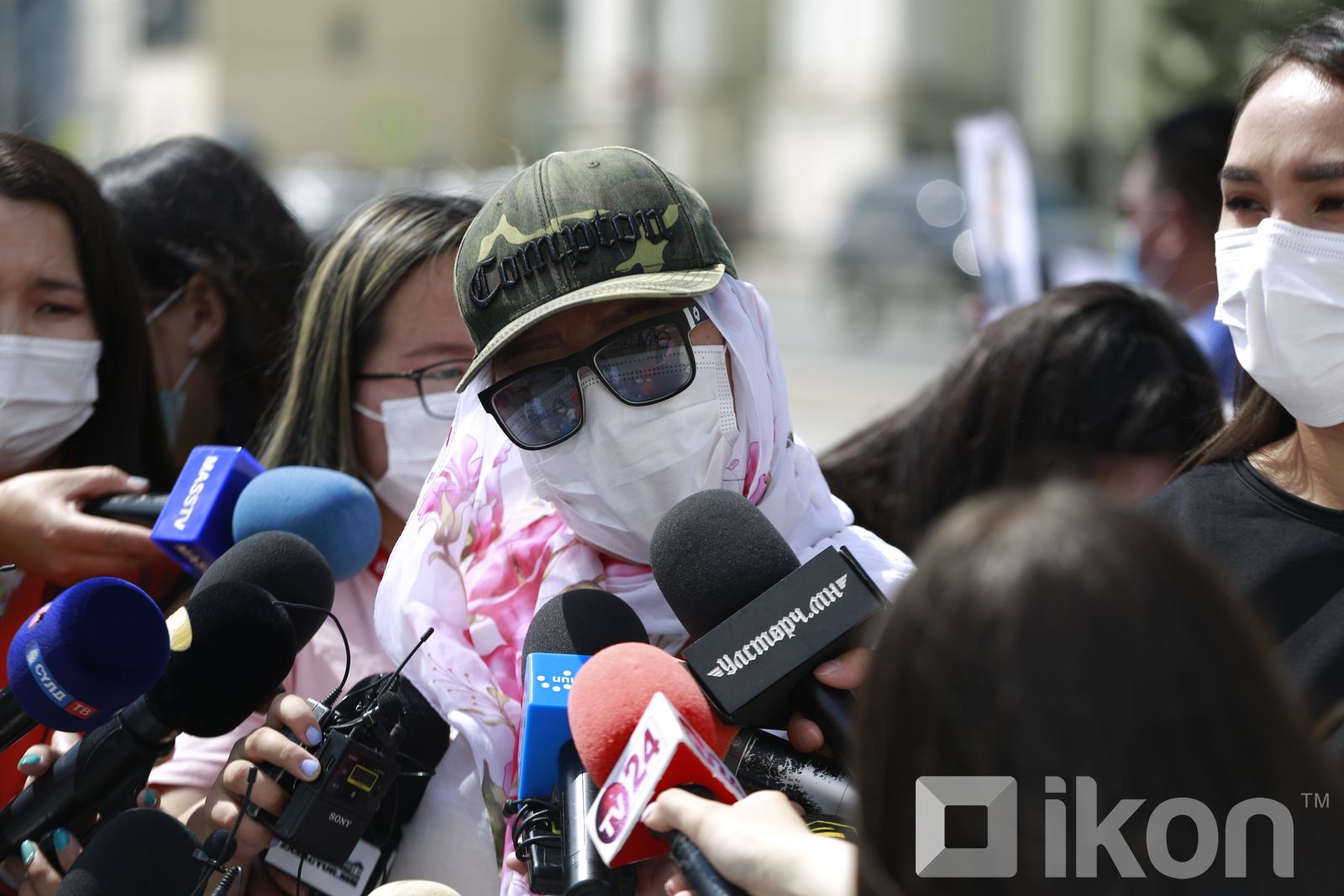 임대차 계약을 체결한 시민들은 아파트 가격을 같은 수준으로 유지해 달라는 요청서를 정부에 제출.jpg