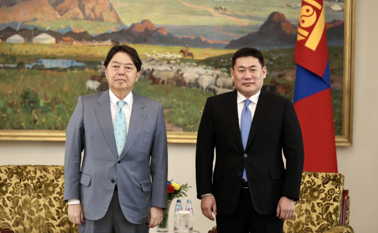L.Oyun-Erdene 총리, 일본 외무상 접견.jpg