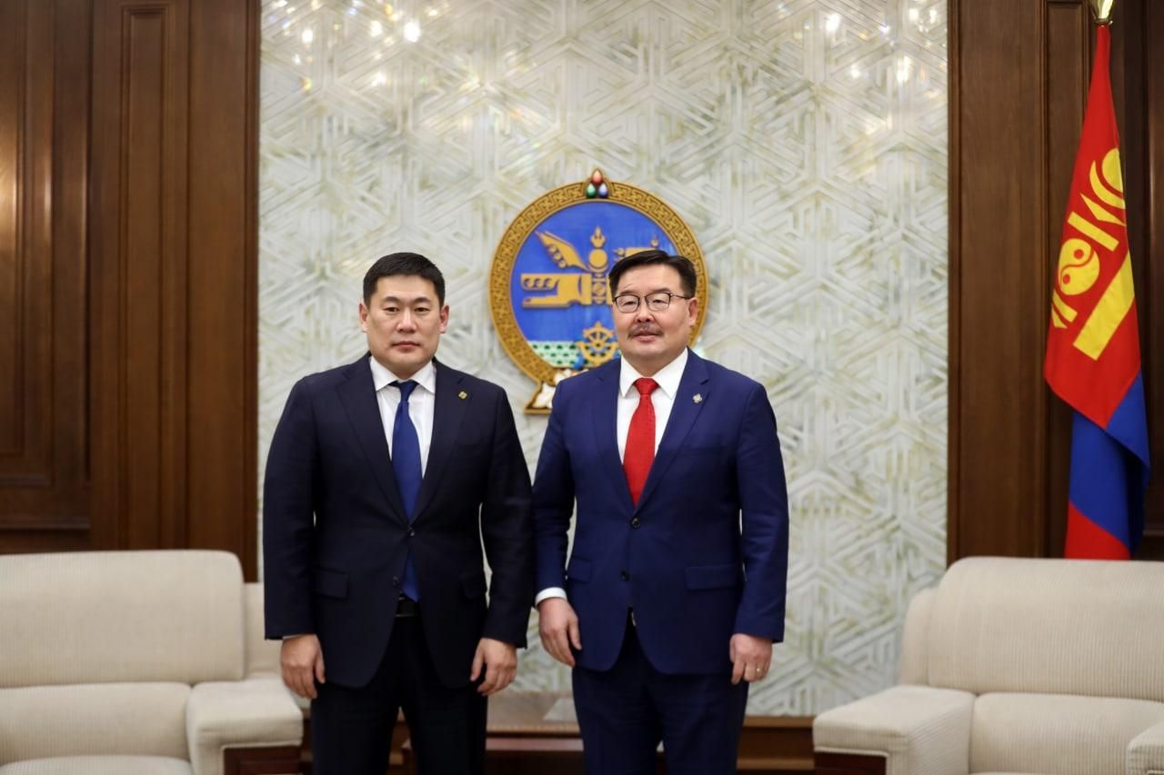 신임 L.Oyun-Erdene 총리는 국회의장을 만나.jpg