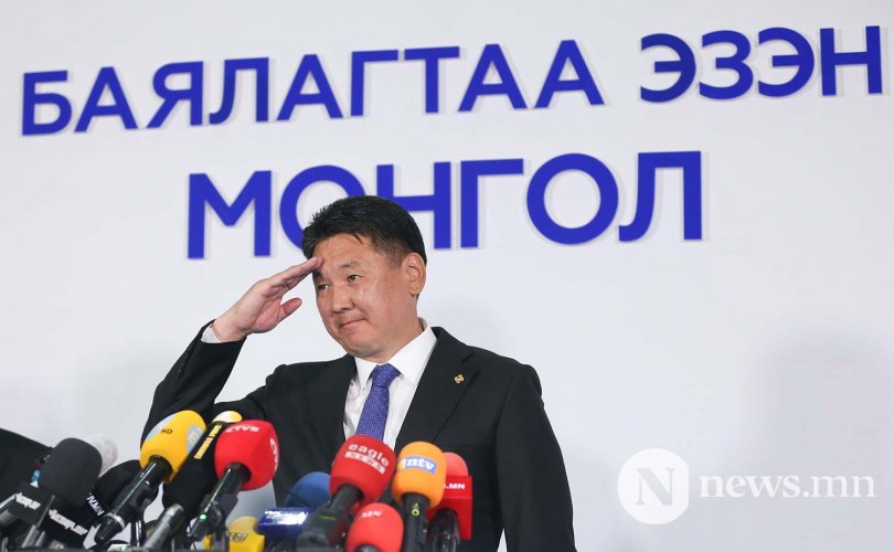 U.Khurlsukh는 몽골의 6번째 대통령이 되어.jpg