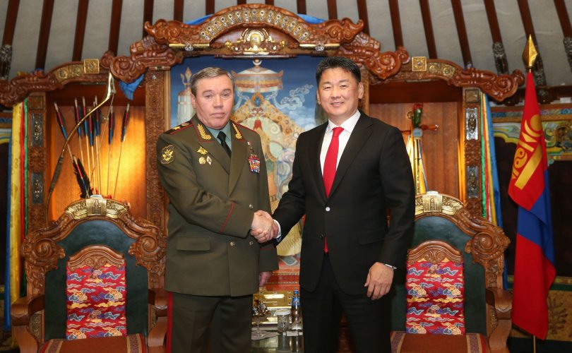 러시아군 참모총장 V.V.Gerasimov, U.Khurelsukh 대통령 예방.jpg