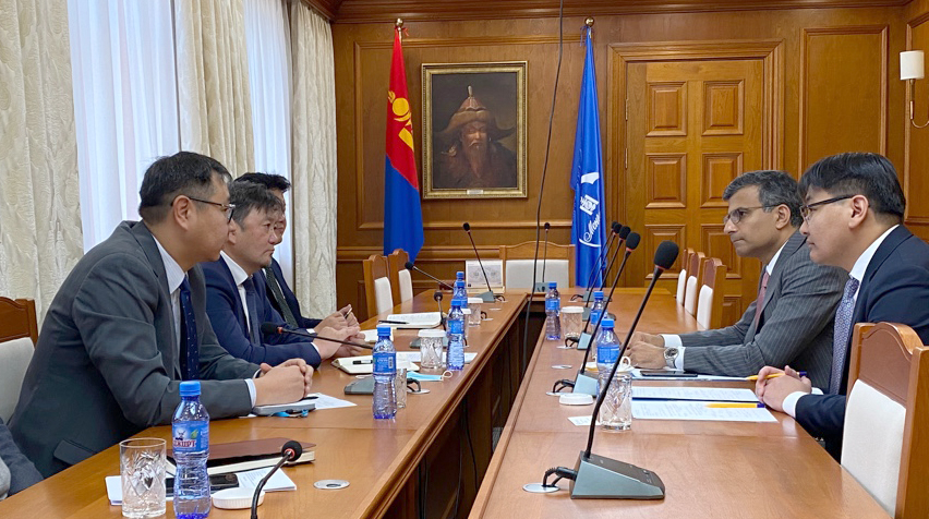 몽골은행 총재는 몽골에서 ADB 상주대표와 면담하여.jpg