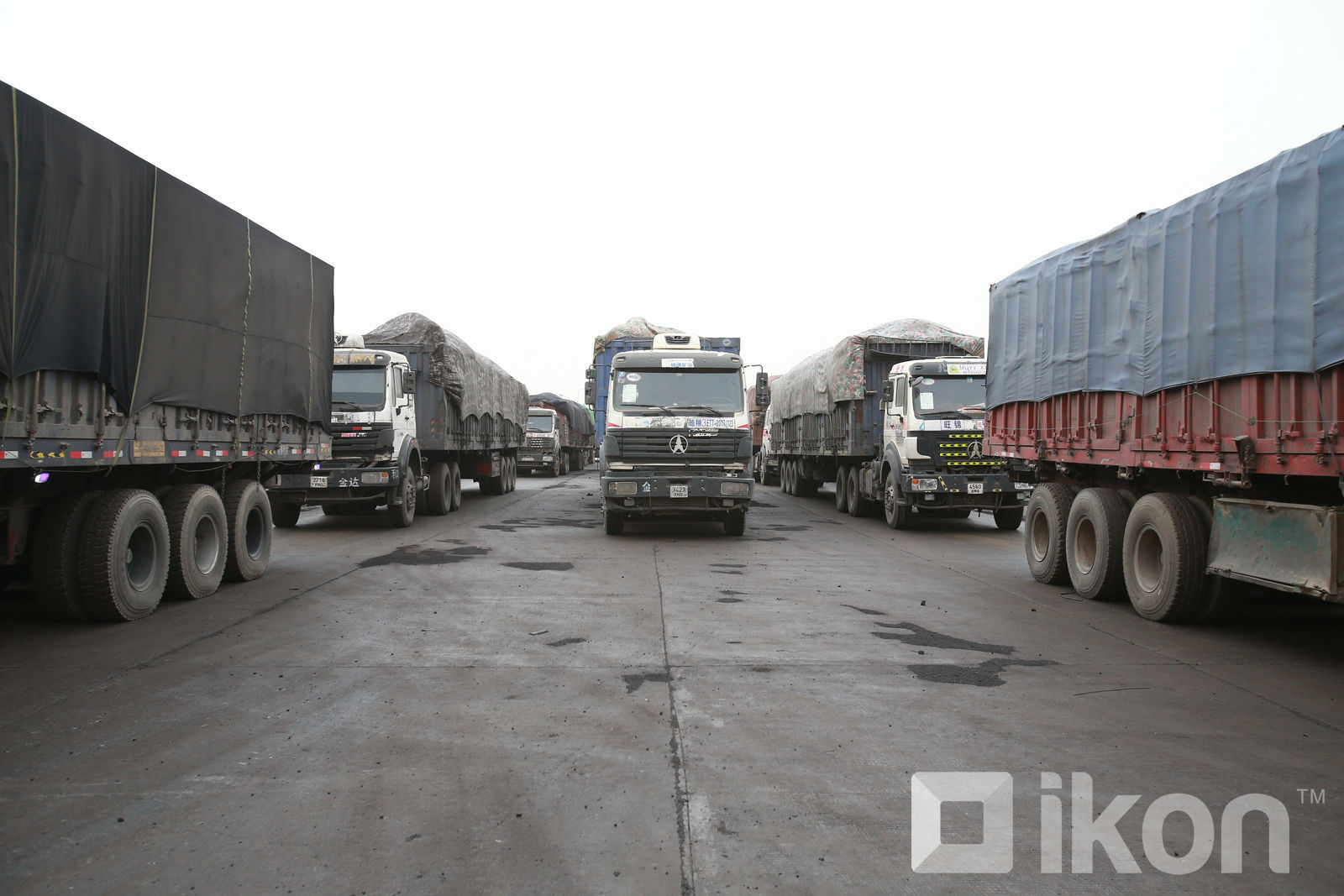 어제 1,809대의 트럭이 국경을 넘어 석탄을 수출.jpg