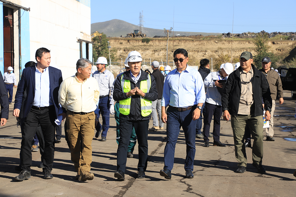 U.Khurelsukh 총리는 다르항 철강공장을 방문하여.jpg