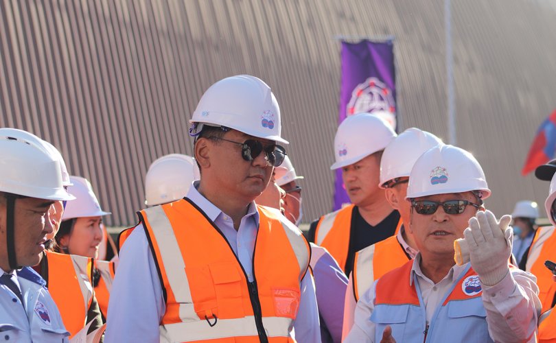 U.Khurelsukh 총리, 시멘트 석회 JSC는 전략적으로 중요한 기업.jpg