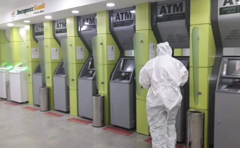 Khan 은행은 ATM을 정기적으로 소독.jpg