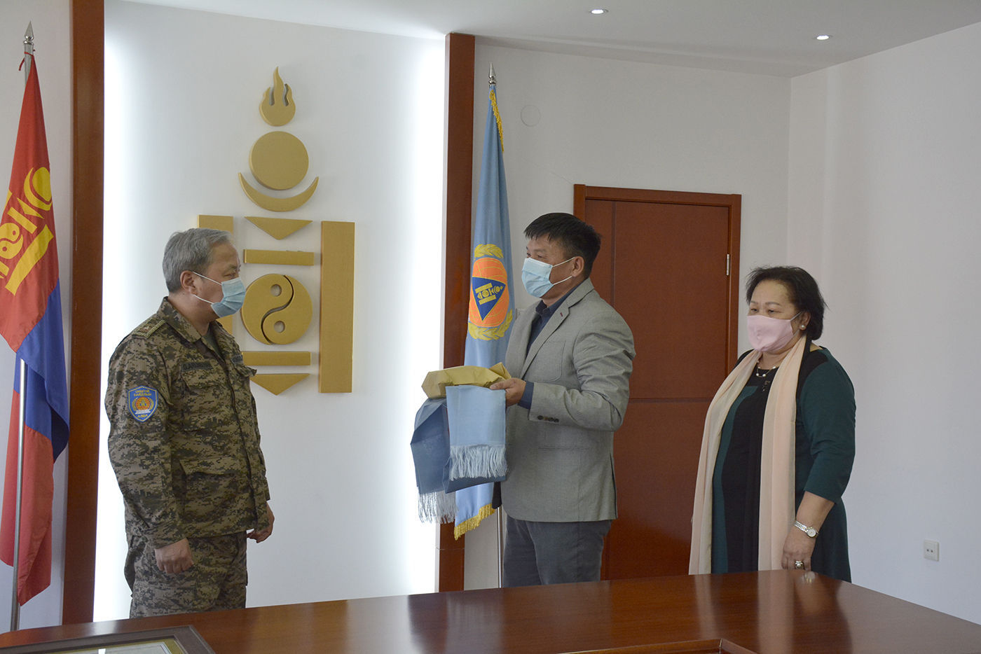 국제연합기구 직원 T.BATTSETSEG, 비상대책위원회에 후원금 기부.jpg